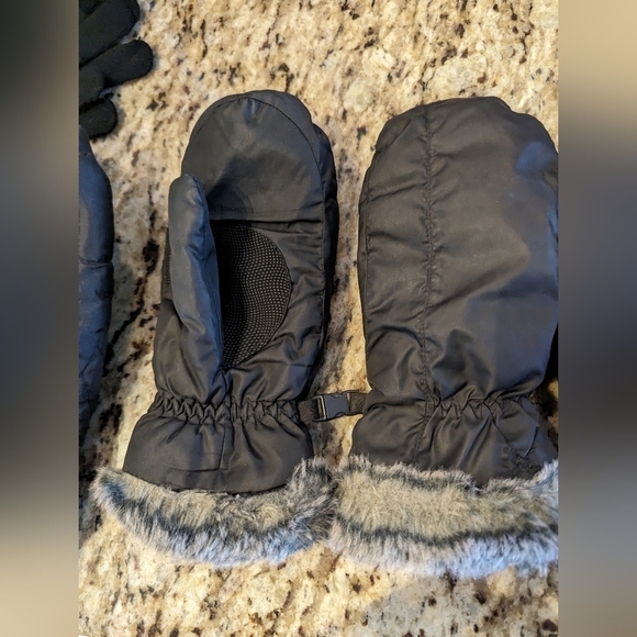 Woman's gloves & Mitts Size S or Youth L - Picture 6 of 10